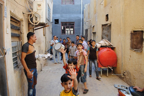 بالصور :عوائل كربلاء تستقبل (المسحرجي) بالهدايا والحلويات اول ايام العيد