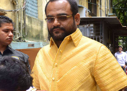 بالصورة : هندي يرتدي قميصا من الذهب الخالص يزن 4 كغم