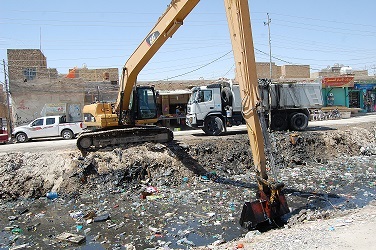 بالصور:بلدية كربلاء المقدسة حملة موسعة لتنظيف مبزل الجاير