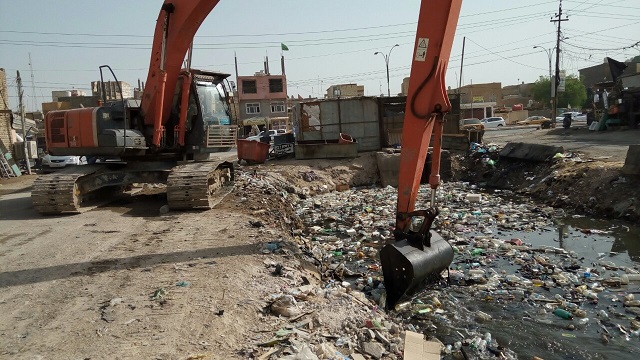 بالصور:بلدية كربلاء حملات عمل مشتركة لتنظيف المبازل والأنهر