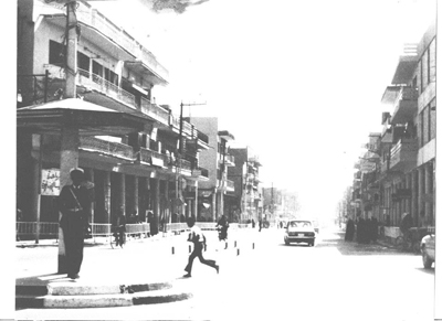 شرطي مرور يمارس عمله بشكل نظامي في شارع العباس وسط كربلاء في سبعينات القرن الماضي