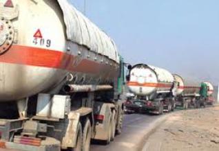 العشرات من المتعاقدين وقتيا في شركة توزيع المنتوجات النفطية بالنجف والديوانية يطالبون بتثبيتهم على الملاك الدائم