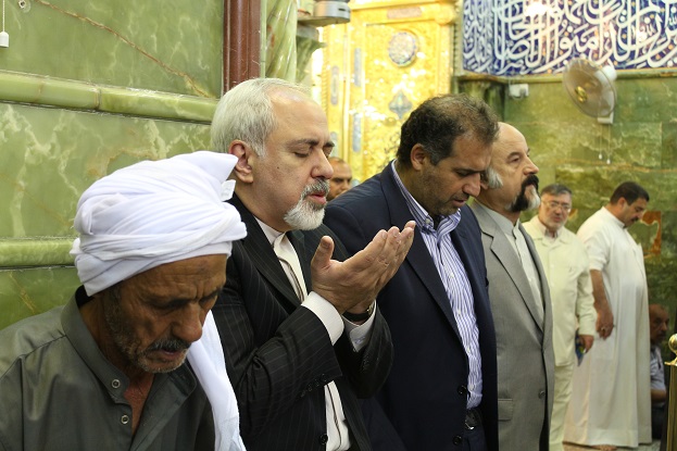 بالصور :وزير الخارجية الايراني يؤدي الصلاة في الحرم العلوي المقدس
