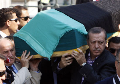 أردوغان يتقدم مشيعي جنازة والدته ويرجيء زيارته للحدود السورية