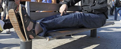 صاحب أكبر قدمين في العالم يسير على درب الشهرة (مصور)