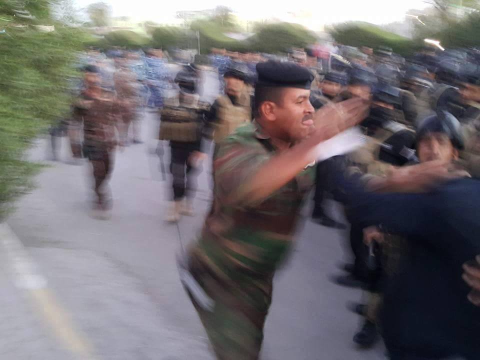 بالصور :الاسلاك الشائكة ومكافحة الشغب تمنع متظاهري كربلاء للوصول الى مبنى المحافظة