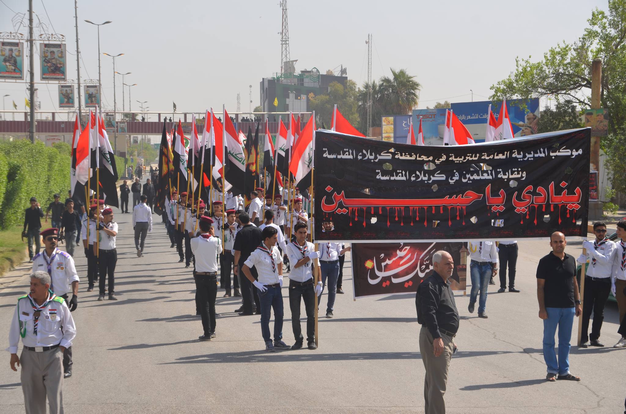 بالصور:الاسرة التربوية وطلبة المدارس في كربلاء يشاركون في موكب عزائي موحد احياءا لذكرى عاشوراء