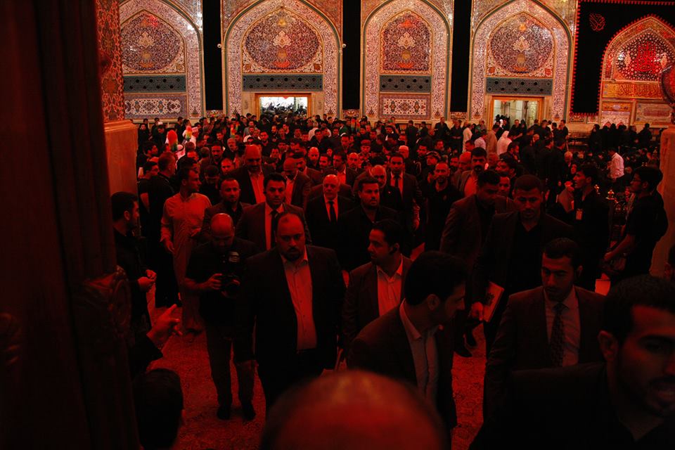 بالصور: العبادي يؤدي مراسم زيارة الامام الحسين (ع)