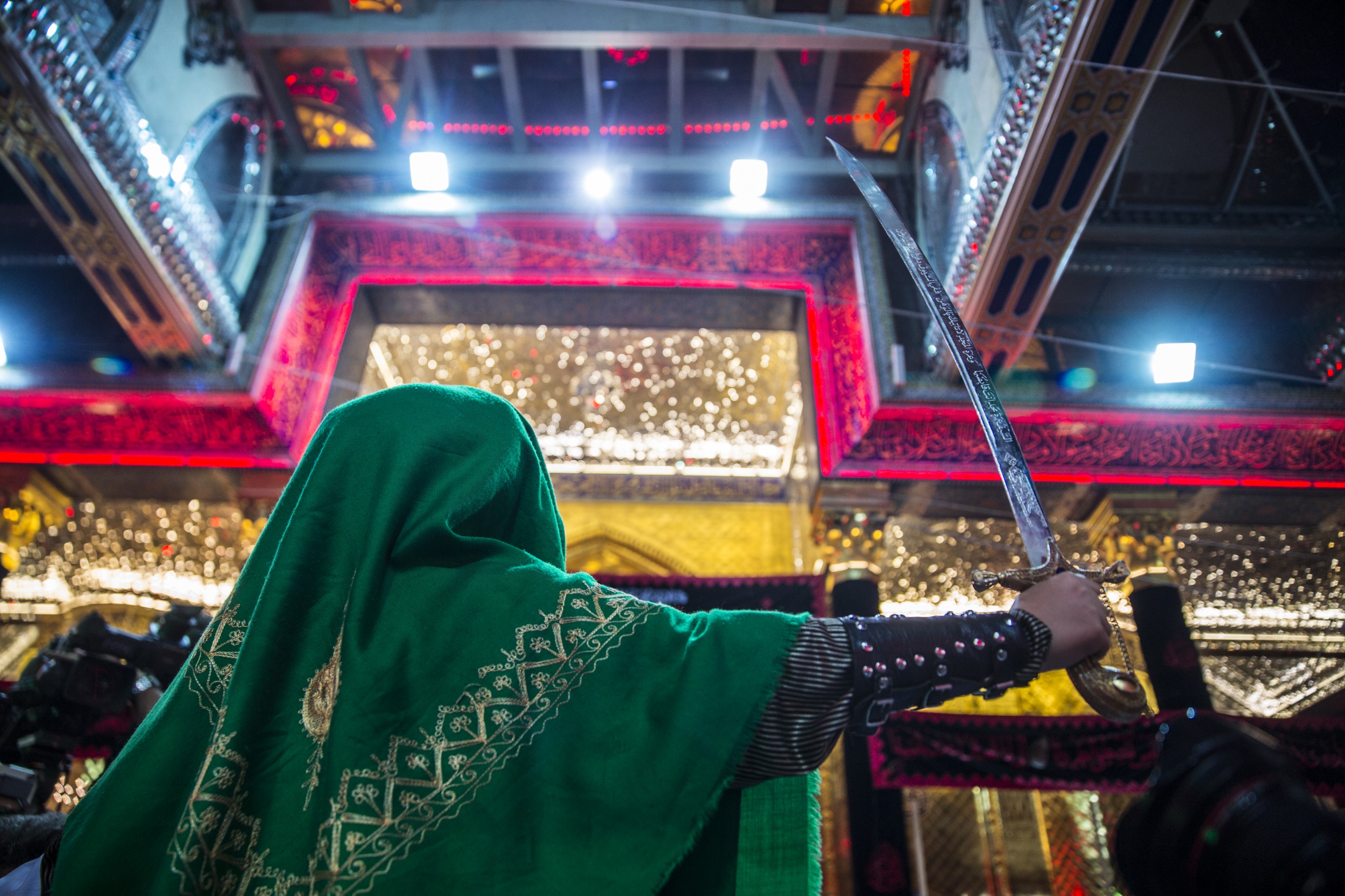 تقرير مصور: فعاليات ليلة الثامن من محرم 1438 هـ في كربلاء