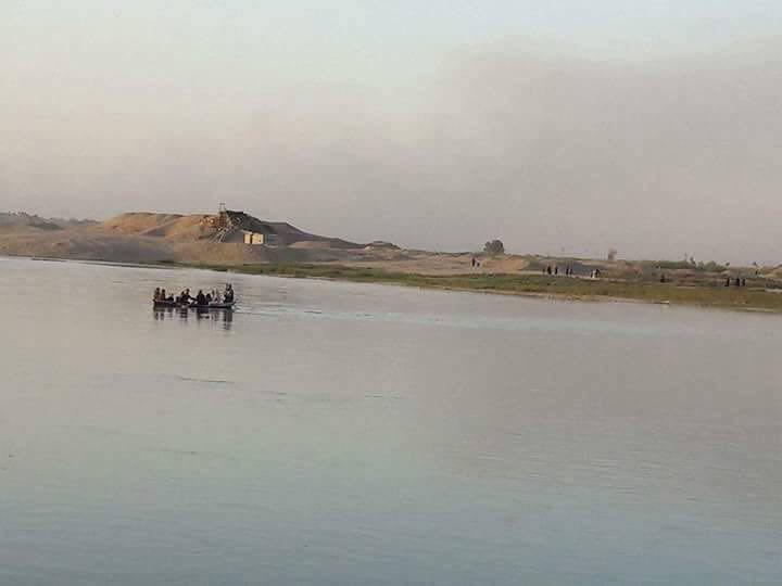 بالصور: مقاتلي الحشد الشعبي يحملون نازحي الشرقاط على ظهورهم