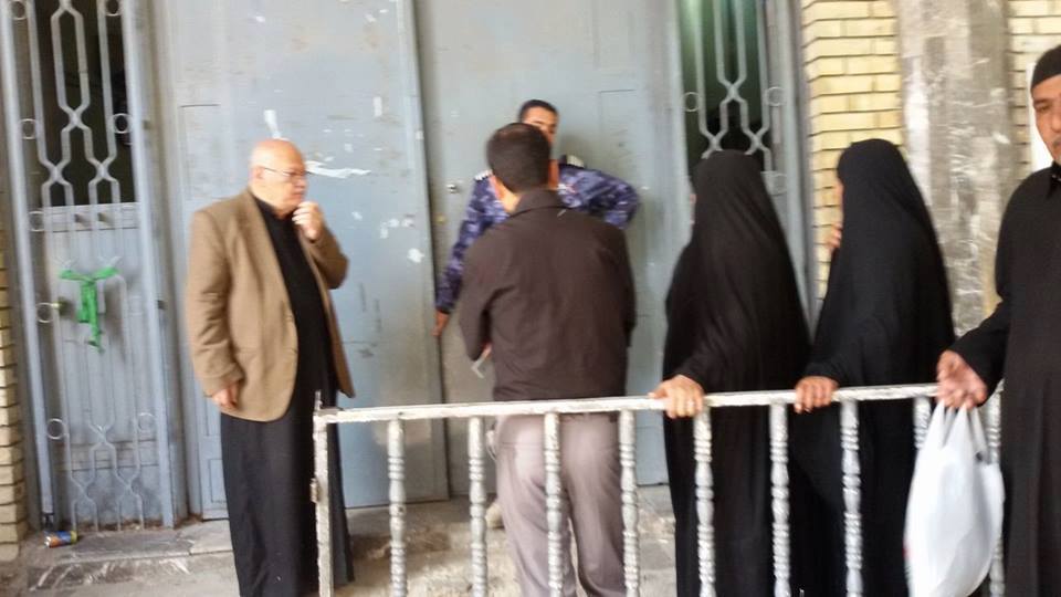 بالصور:عدم وجود سيولة مالية يمنع مصرف في كربلاء تسليم رواتب المتقاعدين
