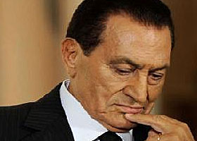 مصدر طبي مصري ينفى وفاة مبارك وزوجته تؤكد انه لم يعد يتعرف عليها