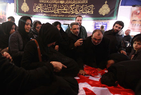 مدينة اسطنبول التركية تعيش اجواء كربلاء من خلال توزيع الطعام والمجالس الحسينية (مصور)