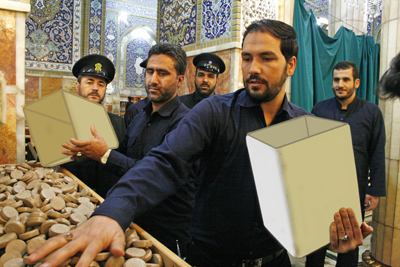 العتبة الحسينية تهدي مرقد السيدة معصومة في مدينة قم الايرانية 50000 الف تربة صلاة