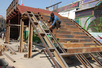 إنشاء جسرين لعبور الزائرين قرب ابواب عتبات كربلاء المقدسة