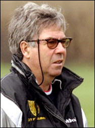 الاتحاد العراقي لکرة القدم يؤکد تمسکه بالمدرب النرويجي