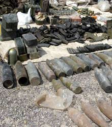 الاجهزة الامنية في كربلاء تضبط على اسلحة وذخائر في عملية دهم في احياء مدينة كربلاء