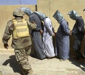 القبض على 17 مطلوبا قدموا مع الزائرين مشيا على الاقدام  في نقطة تفتيش في كربلاء