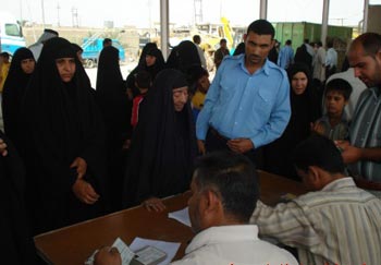 توزيع (450) الف دينار لـ(6207) عائلة نازحة في كربلاء