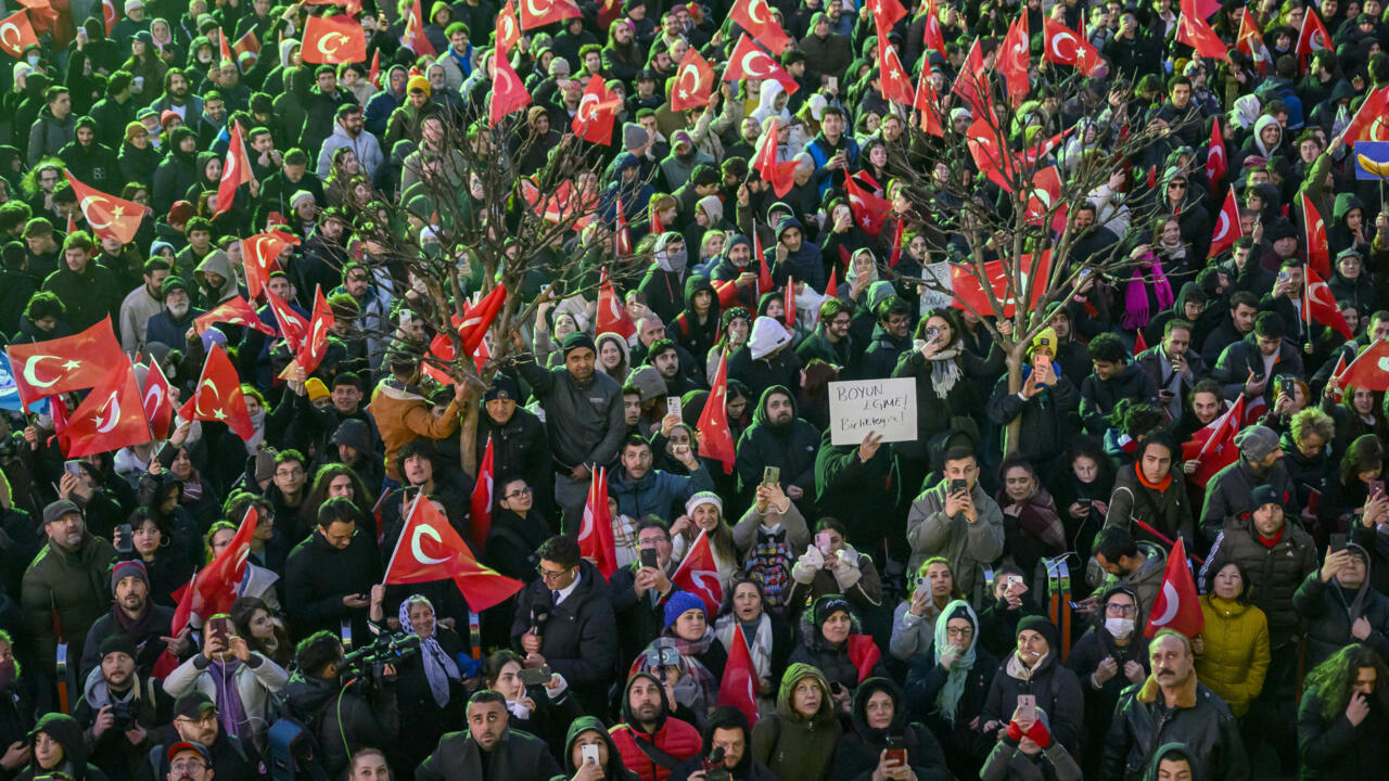 أردوغان يصف المحتجين بـ "إرهابيي الشوارع"
