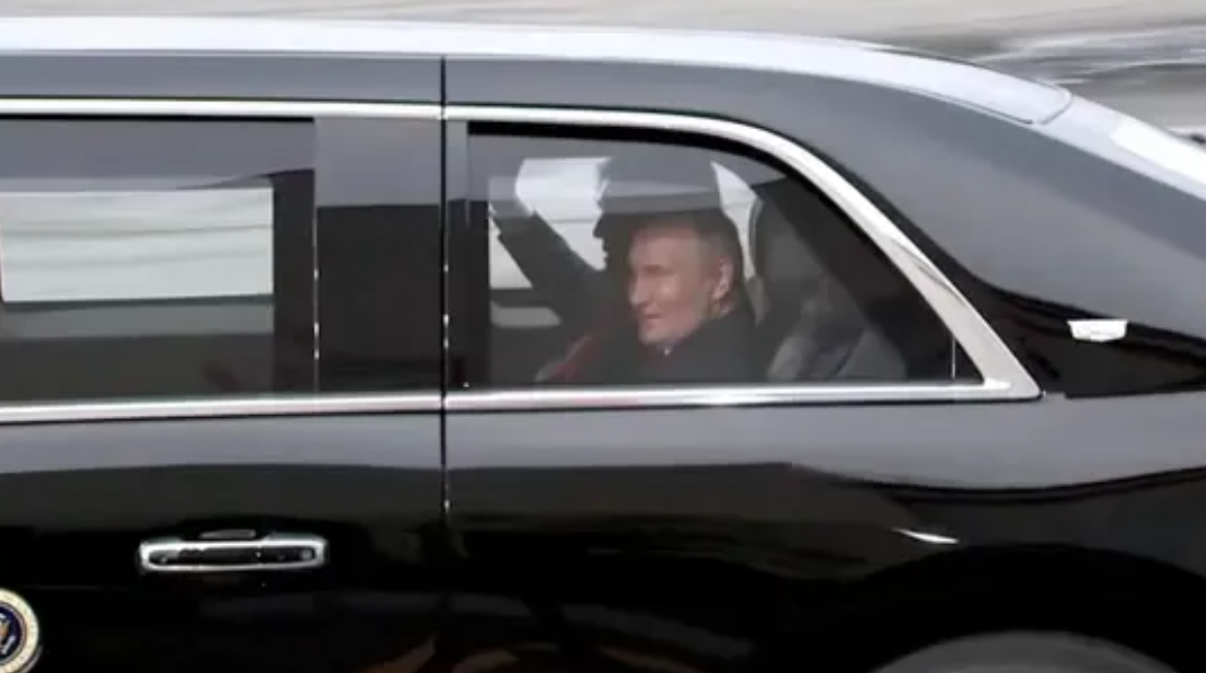 صحيفة: بوتين كسر التقاليد واستقل سيارة ترامب الليموزين بناء على طلب الأخير