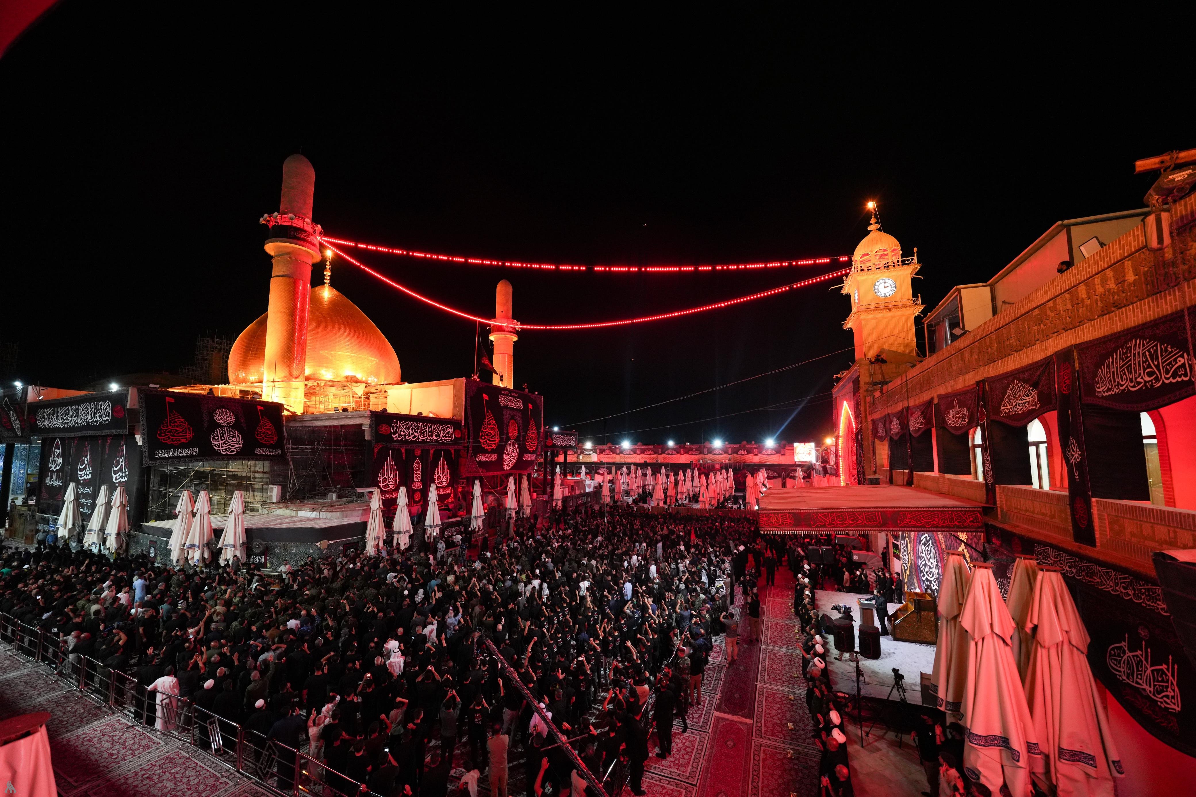 رفع راية الحزن في العتبة العسكرية المقدسة استعدادا لإحياء ذكرى استشهاد الإمام العسكري (ع)