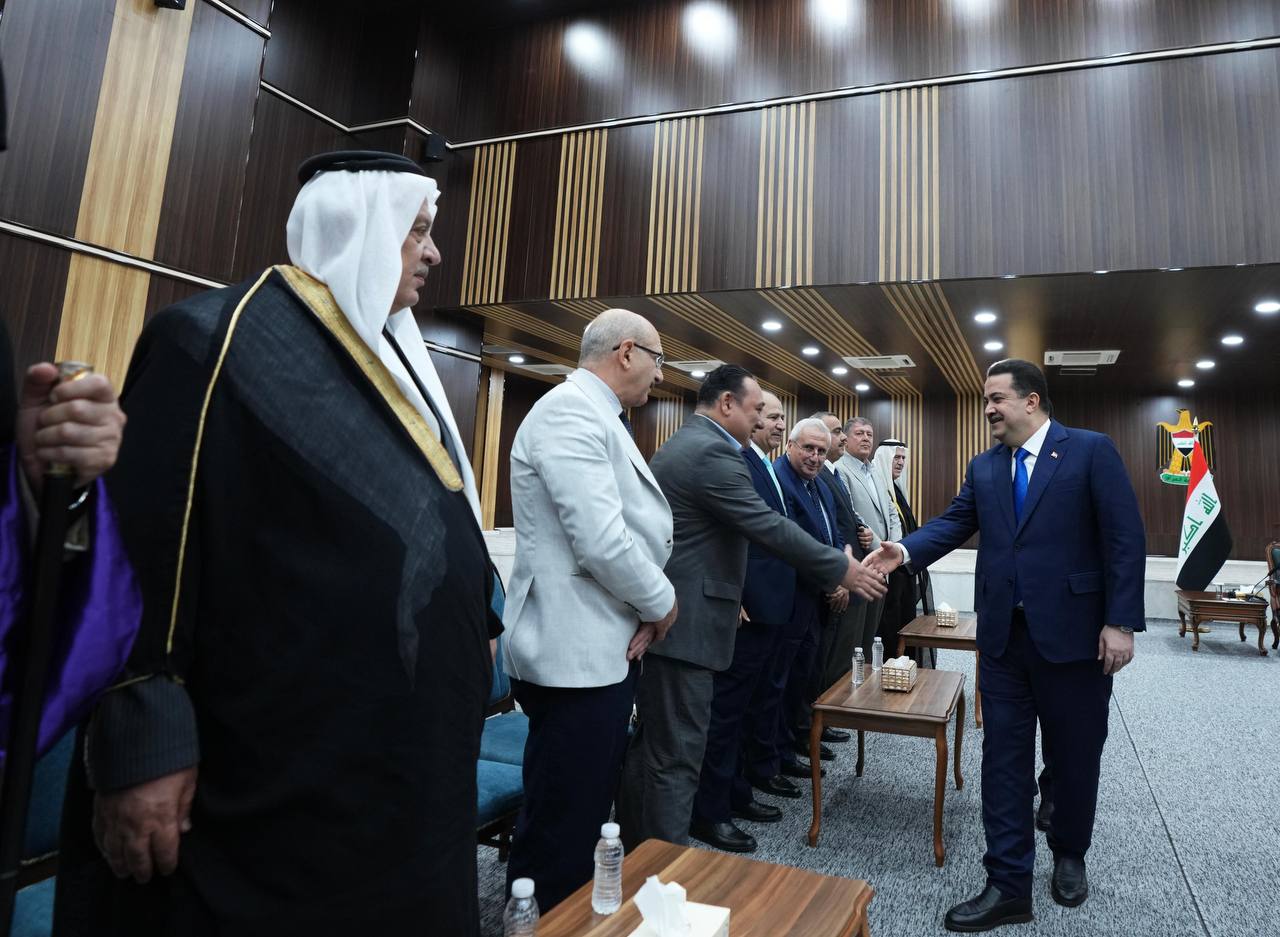 السوداني يستقبل في ديوان محافظة نينوى مجموعة من وجهاء المحافظة والأسر والبيوتات الموصلية