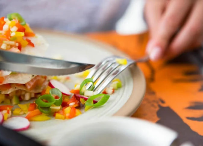 نظام غذائي شائع قد يزيد من خطر الإصابة بسرطان القولون والمستقيم