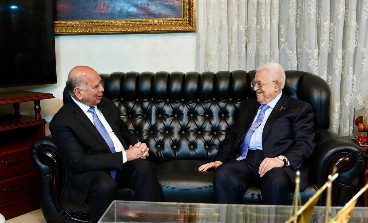 وزير الخارجية يسلّم الرئيس الفلسطيني دعوة رسمية لحضور القمة العربية في بغداد