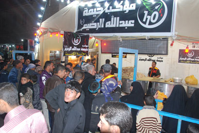 خلال زيارة الاربعين ..الكويتيون يقدمون خدماتهم لزوار الامام الحسين وسط كربلاء