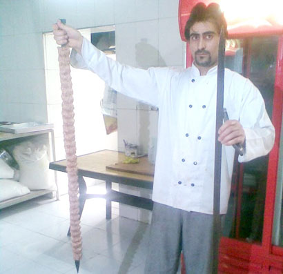 مطعم عراقي يبيع الكباب بالمتر!! (مصور)