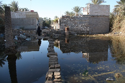 مياه اسنة تدخل بيوت مواطنين في كربلاء وسط اوضاع مأساوية دون حلول حكومية (مصور)