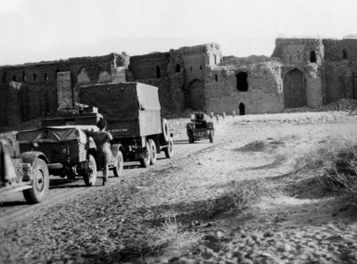 صوره للقوات البريطانيه بعد احتلال العراق بالقرب من حصن الاخيضر