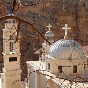 جبهة "النصرة"  التكفيرية تقتلع أجراس الكنائس في سوريا وتفجّر تمثال السيدة العذراء