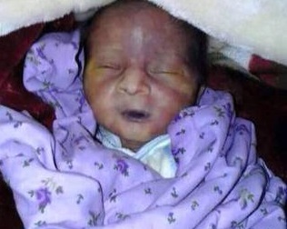 بالصورة:وفاة اول طفلة بسبب البرد من نازحي صلاح الدين عند سيطرة خالد في كركوك