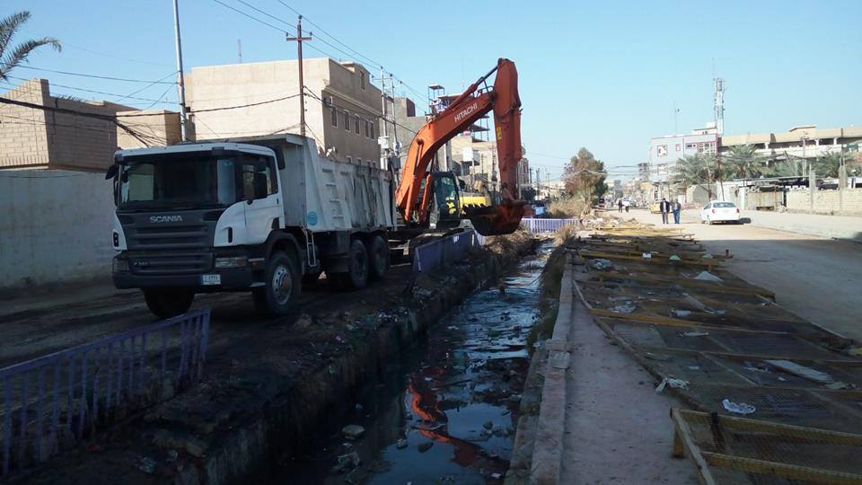 كربلاء:البلدية والموارد المائية يقومان بحملات عمل مشتركة لتنظيف وكري نهر الهنيدية
