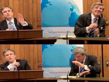 عراقي يرشق بريمر بفردي حذاء والاخير يقول كان سيقتل في الحال لو عبر عن رأيه بهذه الطريقة في عهد صدام