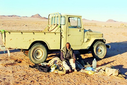 مسن سعودي يعيش داخل سيارته في الصحراء منذ 16 عاما(مصور)