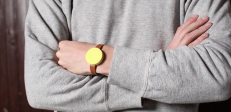 بالصور.. ساعة مبتكرة لا تحتوي على عقارب وتعمل بالاهتزاز فقط