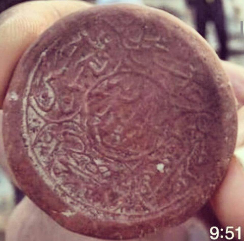 بالصور :العثور على تربة حسينية مزخرفة عمرها 400 عام