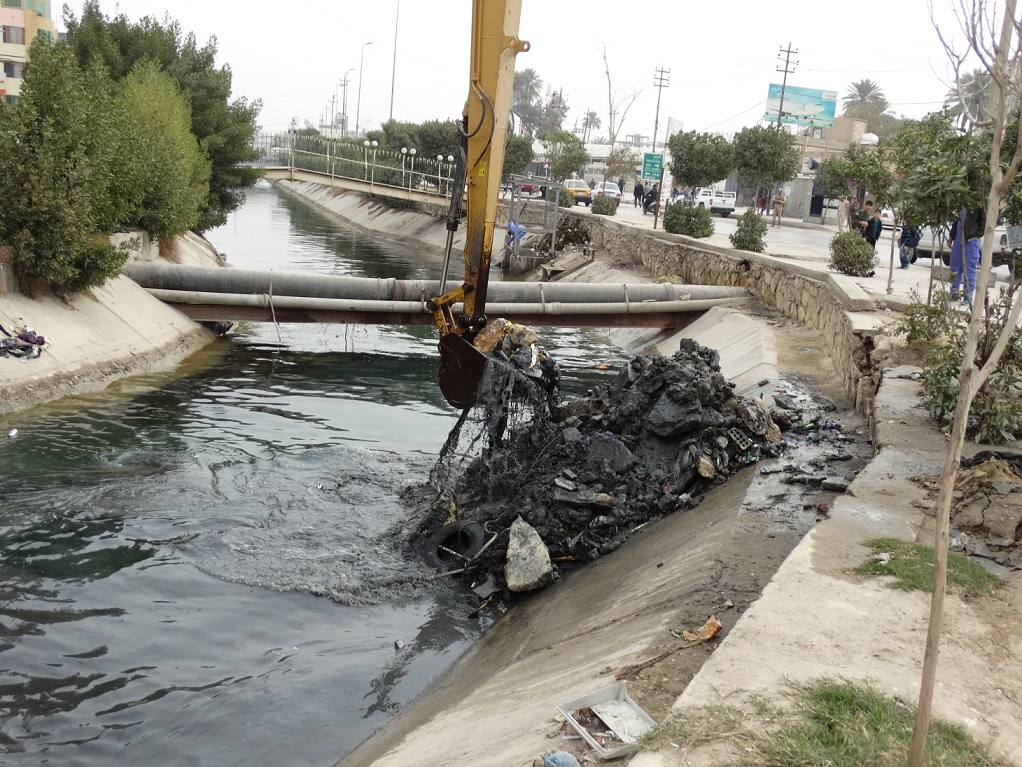بالصور :الموارد المائية تزيل التجاوزات والنفايات في انهر كربلاء