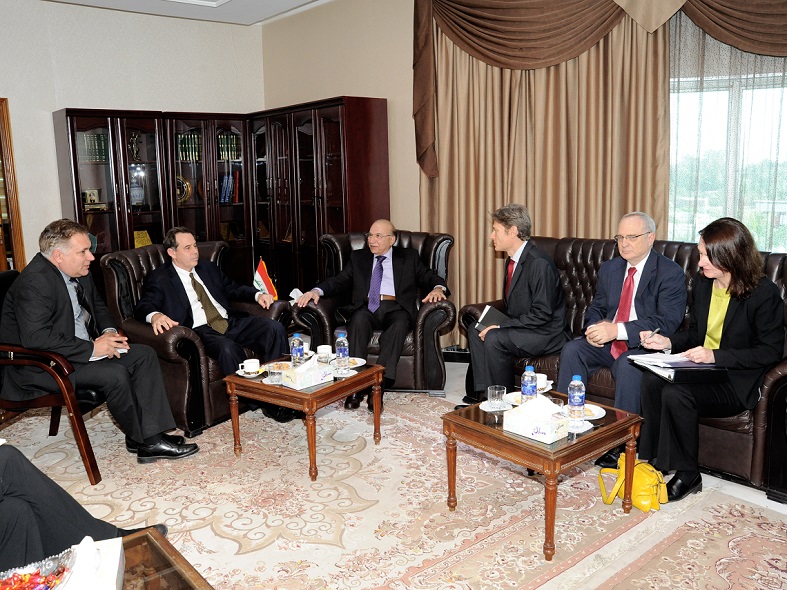 القاضي مدحت المحمود يستقبل وفدا أميركياً رفيعاً