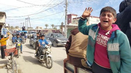 بالفيديو: القوات الأمنية وأبناء العشائر ينظمون استعراضاً احتفالاً بتحرير مناطق شرق الرمادي