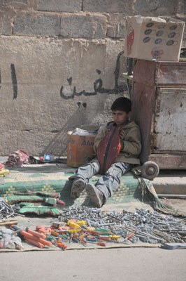 صور لطفل يبيع اغراض مستهلكة في احد اسواق كربلاء