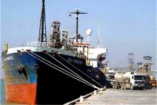 ميناء ام قصر يستقبل ثلاث بواخر محملة بالمعدات والحاويات