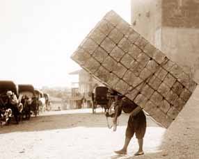 صورة ارشيفية نادرة لحمال في العشرينات يحمل50 غالون