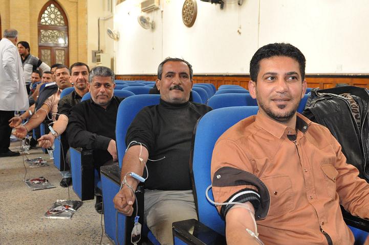 150 موظفا يتقدمهم محافظ ديالى يتبرعون بالدم دعما للقوات الامنية