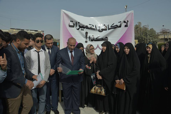 بالصور: طلبة مدارس المتميزين في كربلاء يطالبون باعادة النظر بقرار وزارة التربية القاضي بالغاء الـ16% من درجة الفرنسي