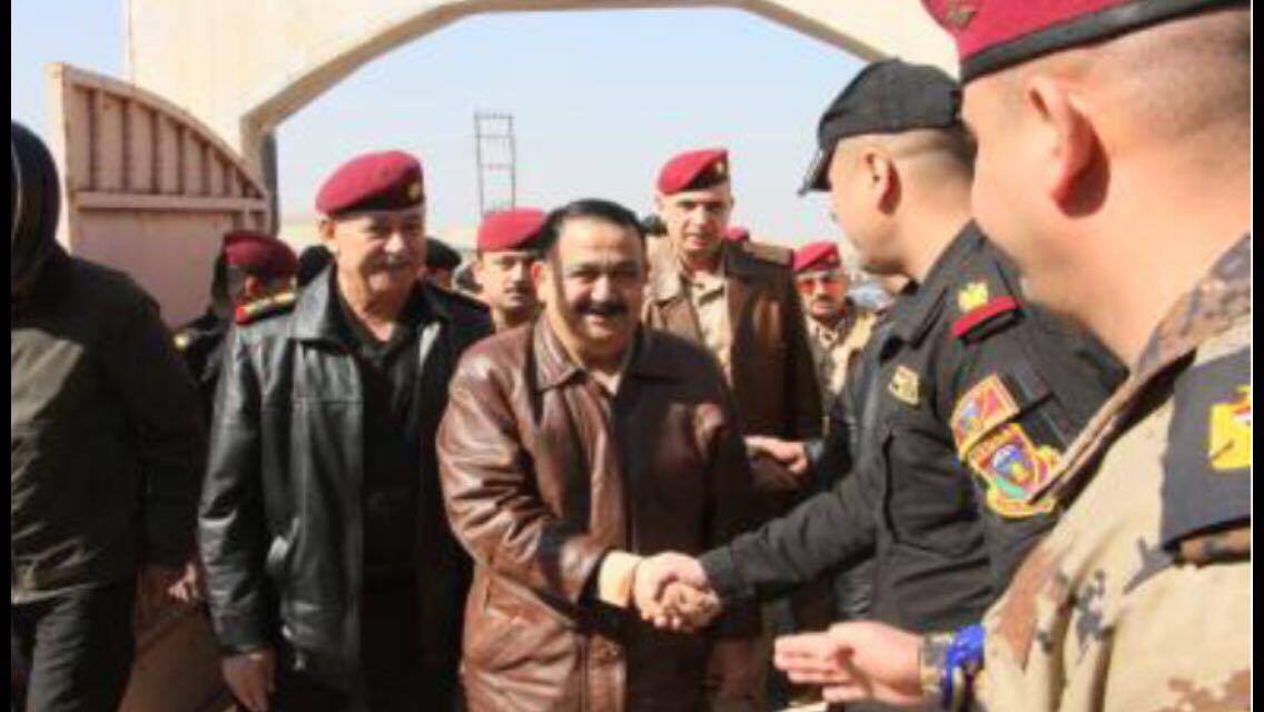وزير الدفاع في الخطوط الامامية بأيمن الموصل ويشرف على تطهير سجن بادوش