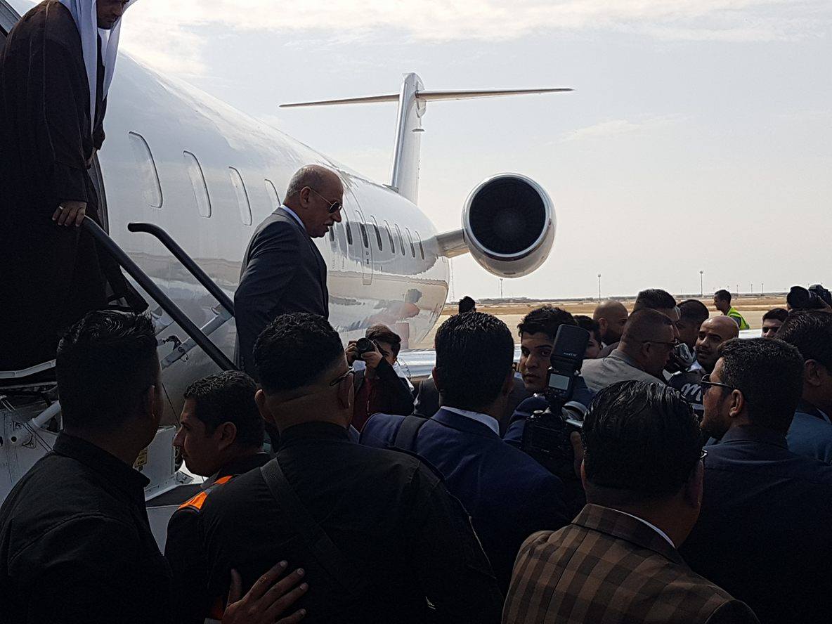 بالصور:طائرة وزير النقل تدشن إفتتاح مطار الناصرية "الدولي"